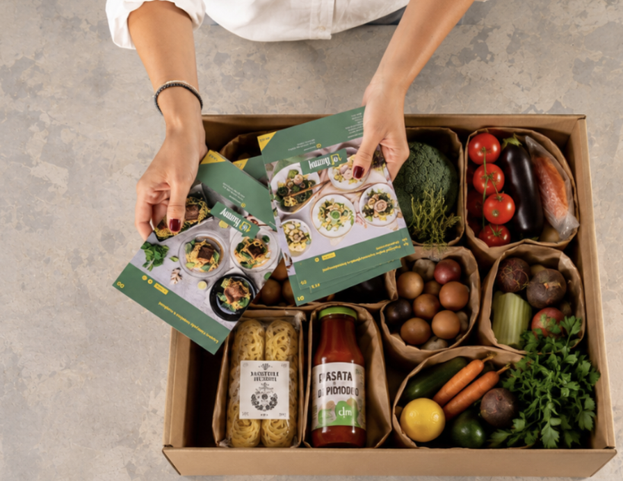 Otevřený Yummy box s receptovými kartami a surovinami