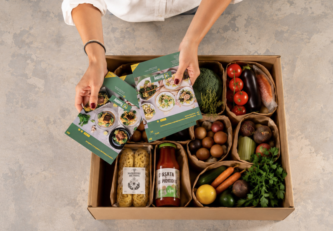 Otevřený Yummy box s čerstvými surovinami a receptovými kartami